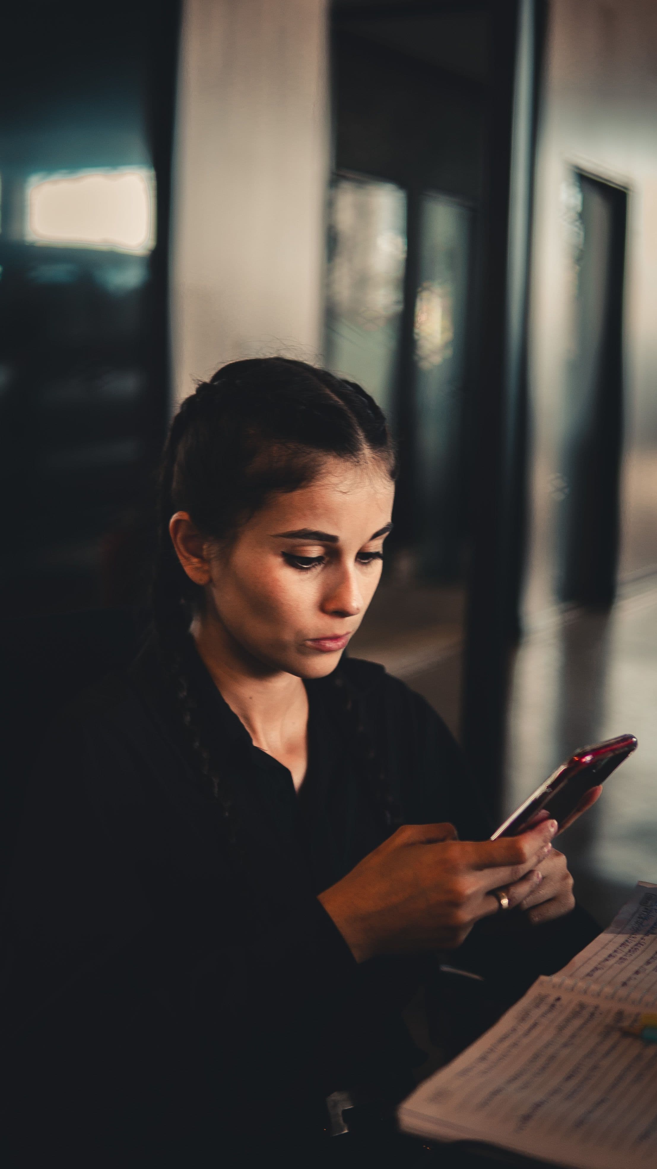امرأة تستخدم تطبيق دكتوري على هاتفها